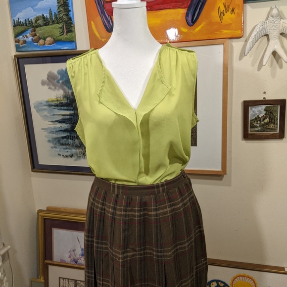 BANANA REPUBLIC Sheer Sleeveless Citrus Lime Blouse Ruffled Button Tab Top Sz M - Picture 2 of 9